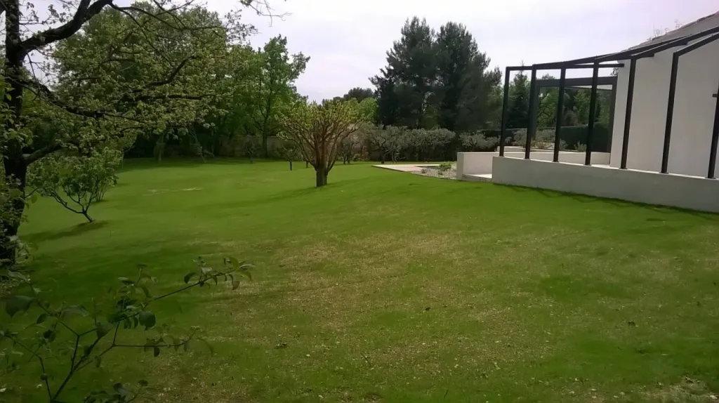 Bien choisir son gazon synthétique pour aménager son jardin à l’Etang de Berre