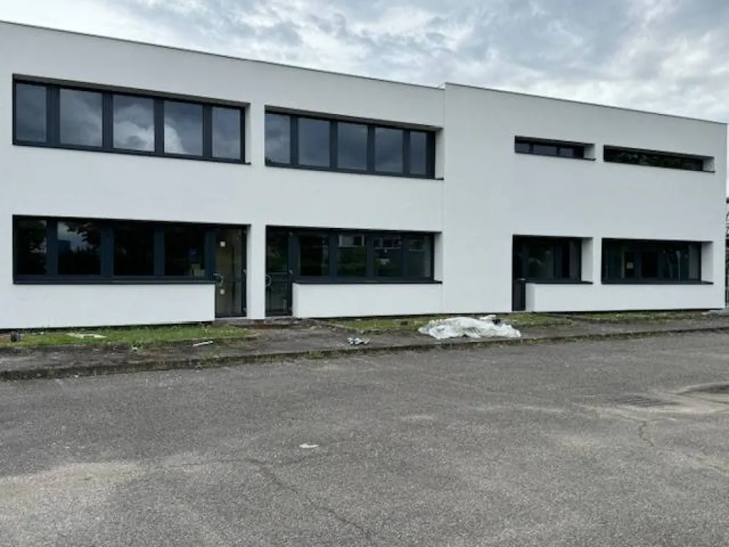 Pose de menuiseries aluminium avec stores toile intérieurs + porte d'accès dans un bâtiment industriel à Vaulx-en-Velin près de Lyon