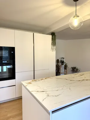 Une cuisine avec îlot, pensée comme le cœur de la maison