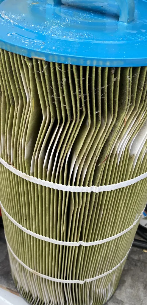 Comment bien nettoyer son filtre de piscine ? Une étape essentielle pour une filtration efficace