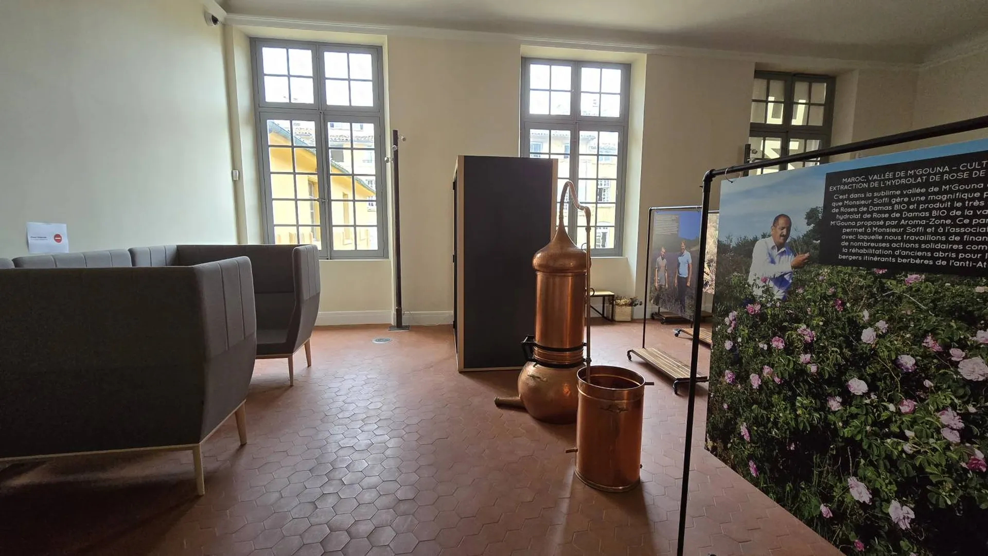 Cabine de réunion acoustique 2 places installée dans un open-space à Aix-en-Provence