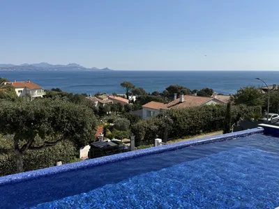 Vue sur la mer et le massif de l'esterel 