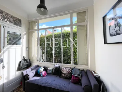 Charmante propriété bourgeoise sur trois niveaux  donnant sur un agréable jardin arboré clos de murs de pierre naturelle d'environ 350 M².