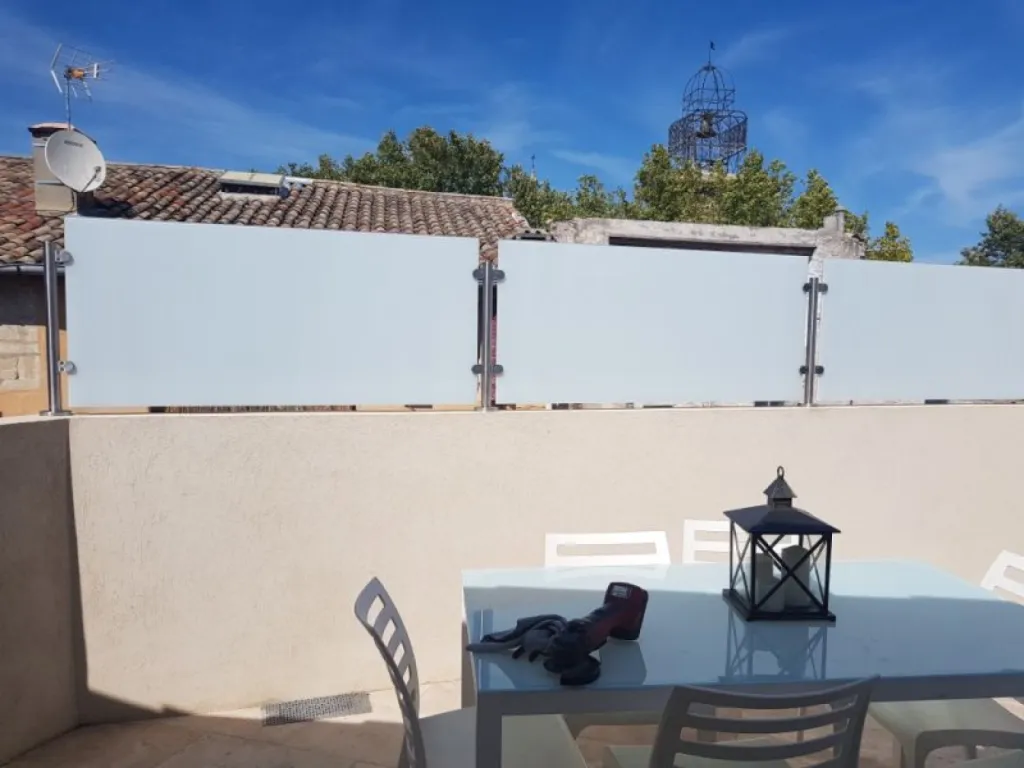 Gardes corps avec poteaux inox et vitrages opaques sur PELISSANNE 