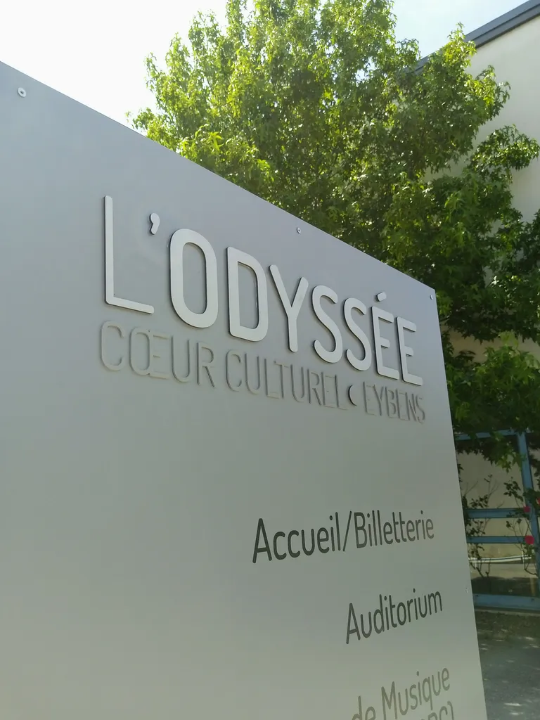 Conception et installation de la signalétique extérieure de l’espace culturel L’Odyssée à Eybens près de Grenoble pour améliorer visibilité et orientation