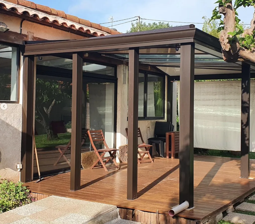 Installation d'une pergola en aluminium Technal installée par Harmonie de l'Habitat près de Châteauneuf-les-Martigues
