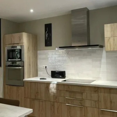 Agencement ergonomique d'une cuisine avec circulation fluide et lumière naturelle, par l’Atelier D. architecte d’intérieur à Bordeaux