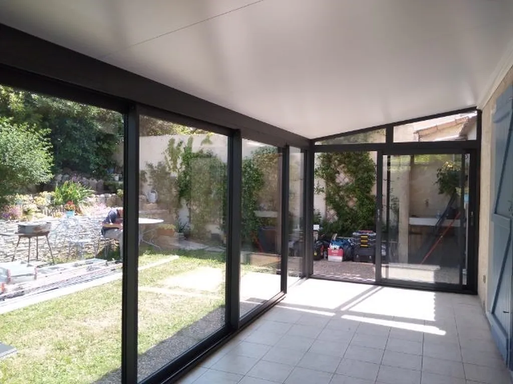 Véranda avec toiture en pente à Toulouse