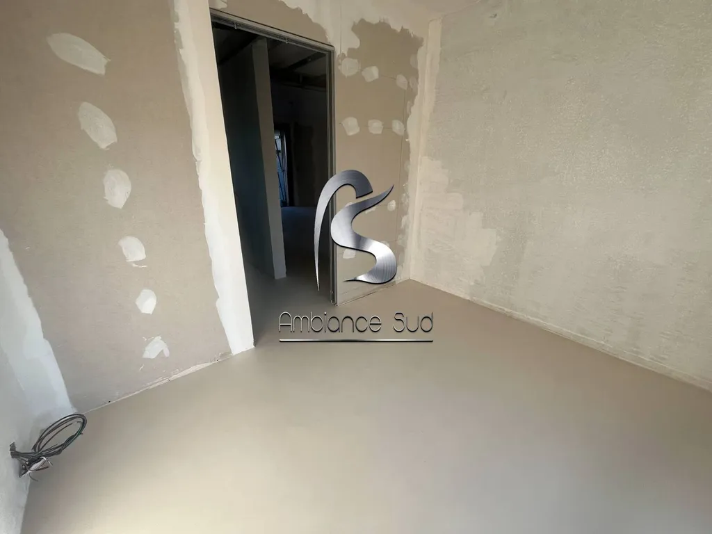 Rénovation d’un appartement avec notre résine minérale effet béton ciré à Antibes près de Nice