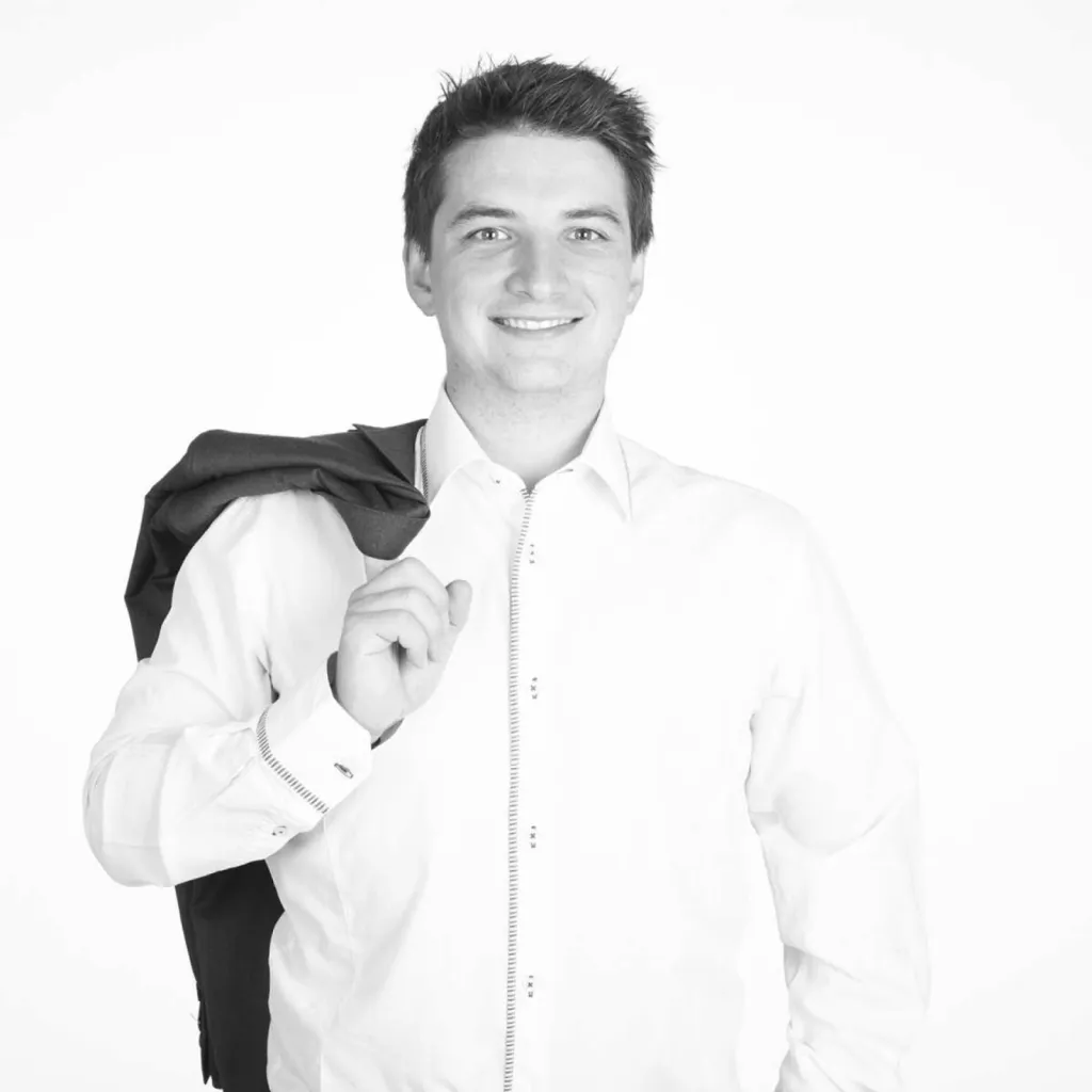 photographe de portrait institutionnel sur fond blanc en couleur ou en noir et blanc à Lyon