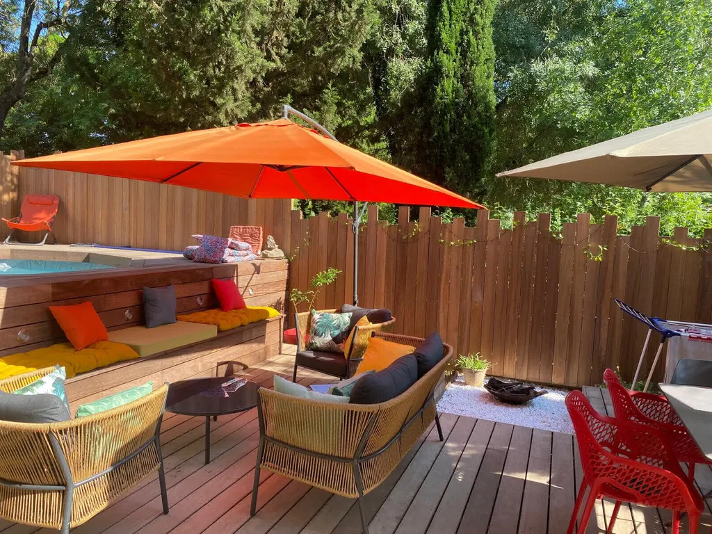 Réalisation d’une grande terrasse en bois exotique Itauba avec aménagements extérieurs à Aix-en-Provence (13)