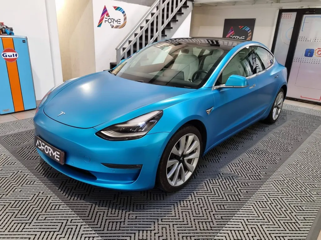Covering Tesla model 3 bleu
