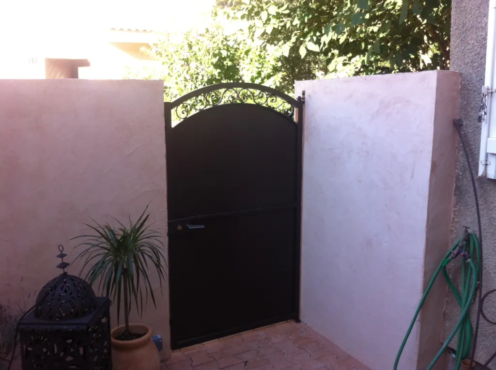 FABRICATION ET POSE PORTILLON EN FER FORGE AVEC VOLUTES HAUT AJOURE MARTIGUES 