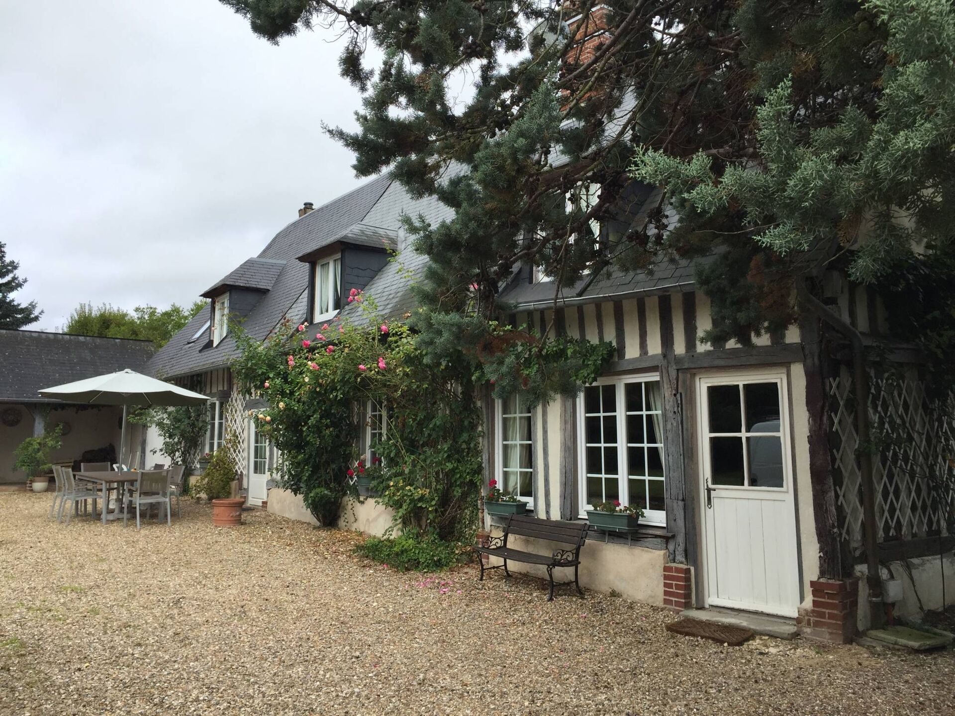 A découvrir charmante longère normande et son terrain de 2300 m² situé dans le Pays d'Auge 14