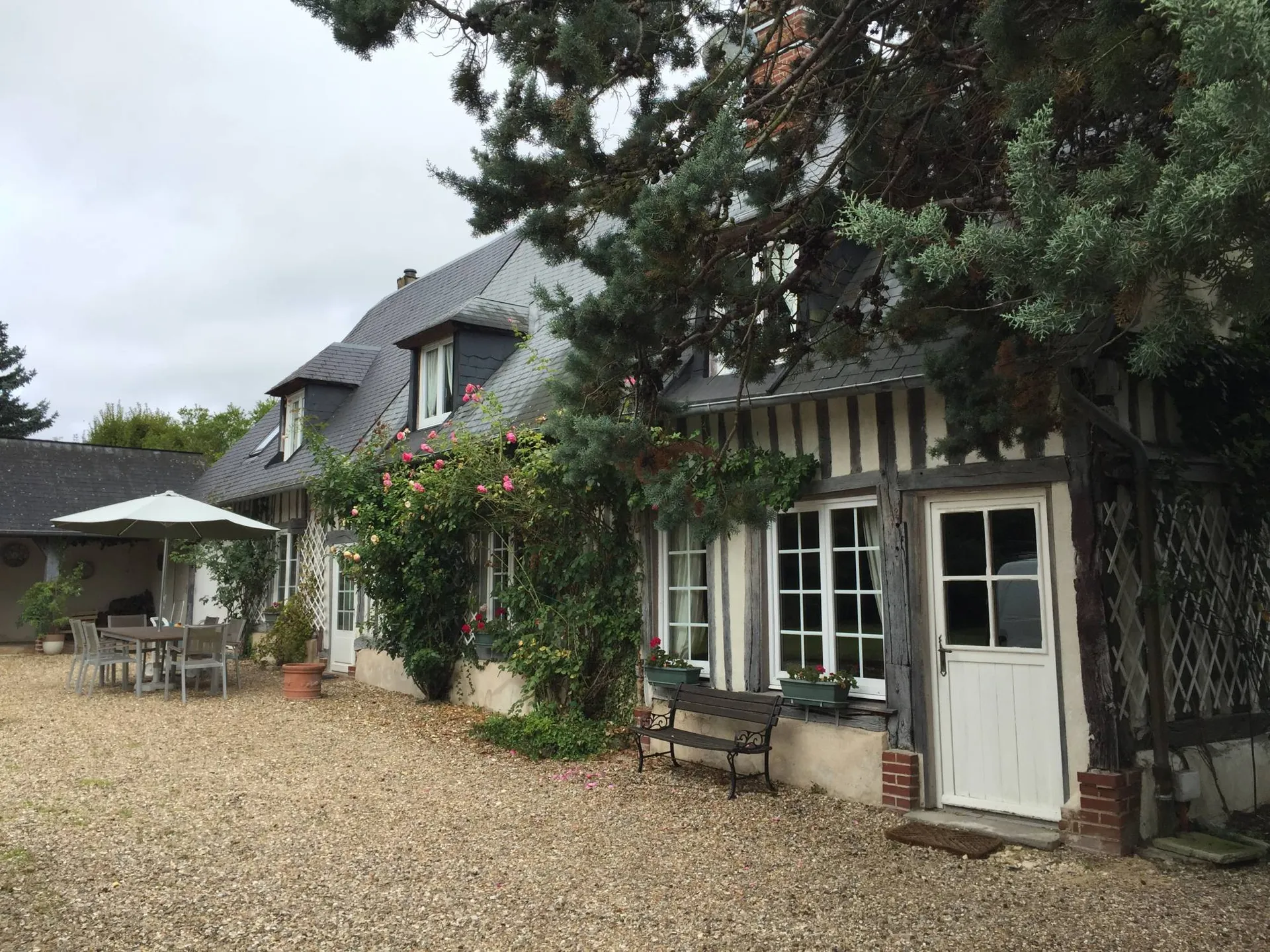 A découvrir charmante longère normande et son terrain de 2300 m² situé dans le Pays d'Auge 14