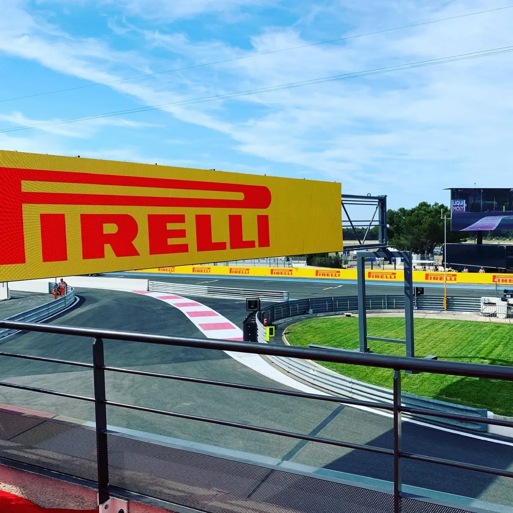 Location de cars haut de gamme avec chauffeur au Castellet pour voyage de groupe