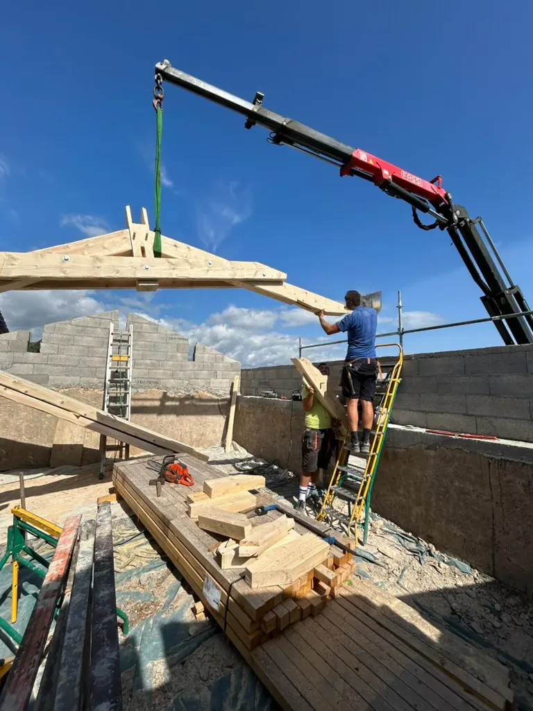 Mise en place de la charpente bois lors de la surélévation de la maison