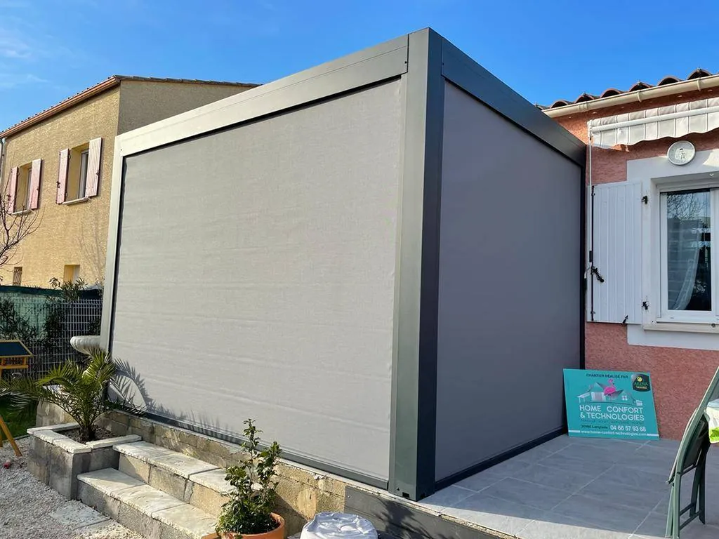 Pergola avec stores gris à Alès dans les Cevennes