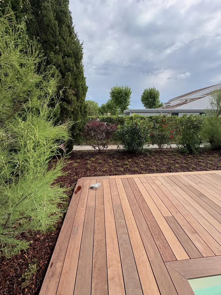 Création de massif paysager coloré et durable en bord de piscine dans les Landes par paysagiste de Biscarrosse et Parentis-En-Born
