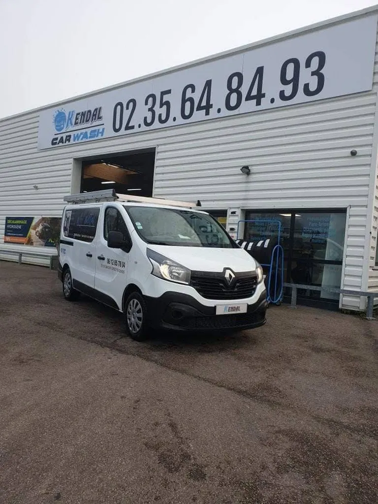 Rénovation complète d’un Renault Trafic dans notre garage situé près de Rouen 76