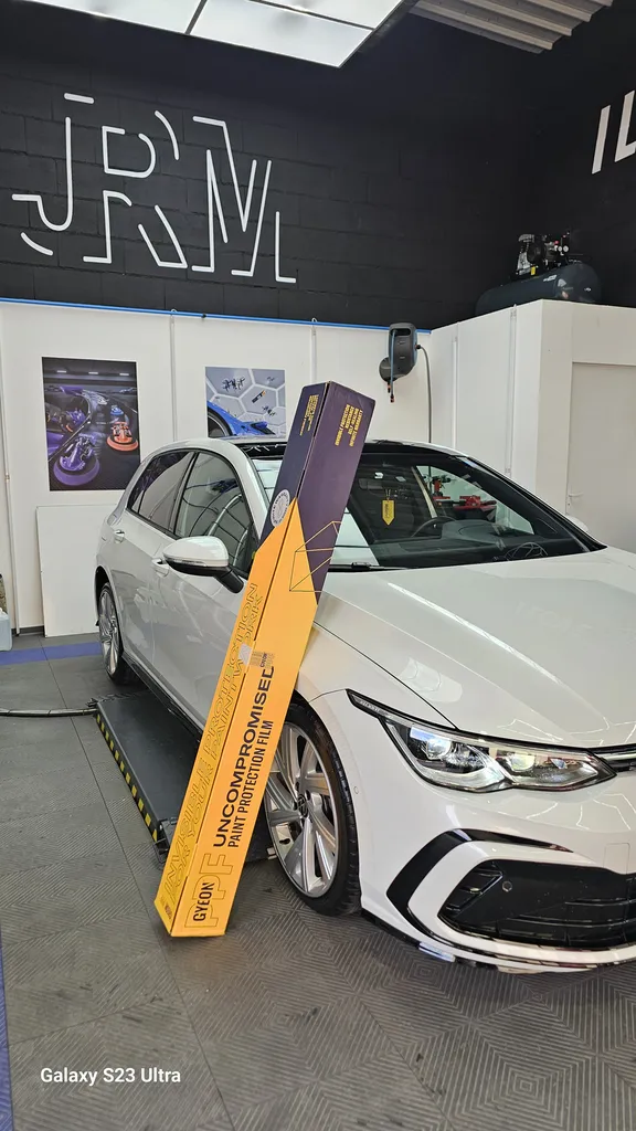 Protections Intégral en film PPF sur cette Volkswagen Golf 8 R-Line par JRM Detailing à Saint-Vit, dans le Doubs proche de Pontarlier Dijon
