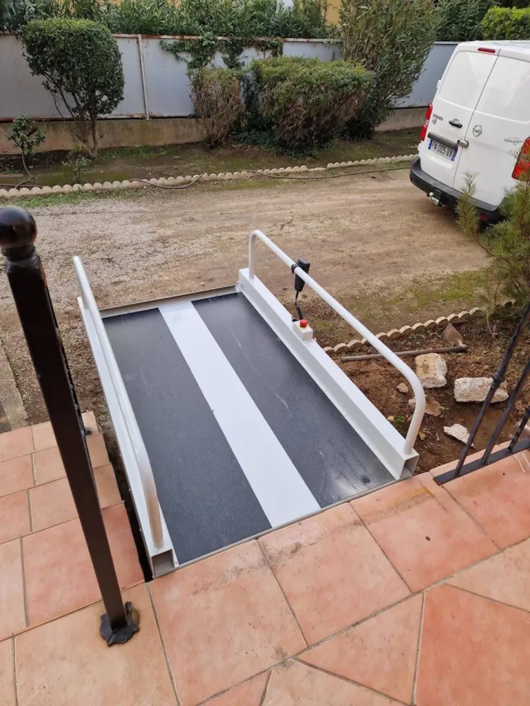 La course d'élévation de ce mini élévateur LEHNER Liftboy arrive à fleur de la terrasse sans différence de niveau à Marignane près de Marseille