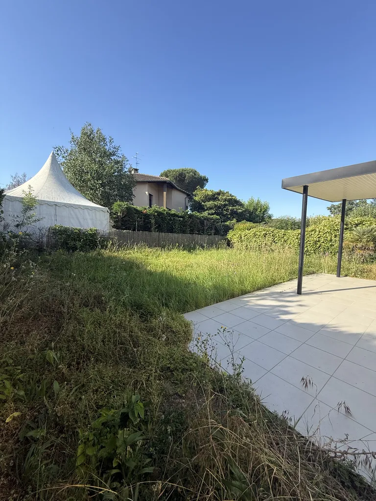 Remise en état complète d’un jardin avec tonte et taille de haies à Balma proche de Toulouse avant remise en location