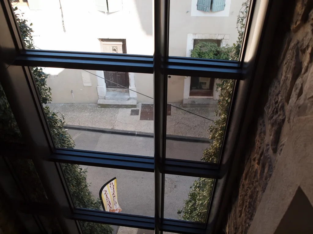 En Comtat Venaissin, à vendre, maison d'architecte avec dépendances  