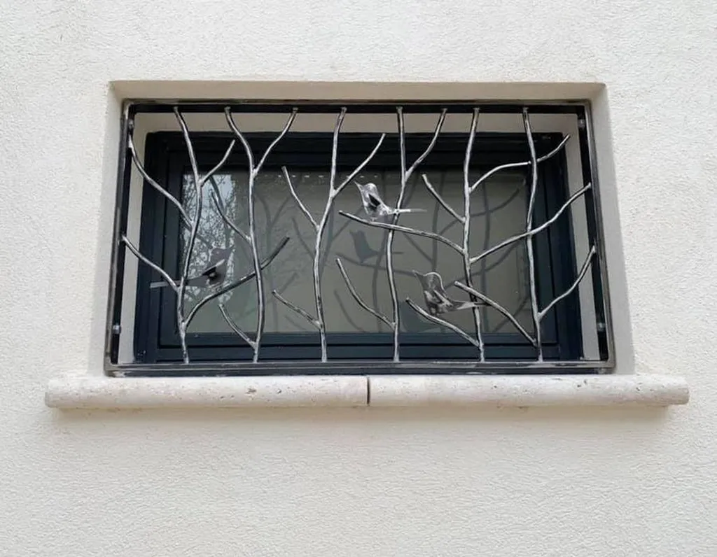 Grilles de défense décoratives avec motifs stylisés posées à Pelissanne