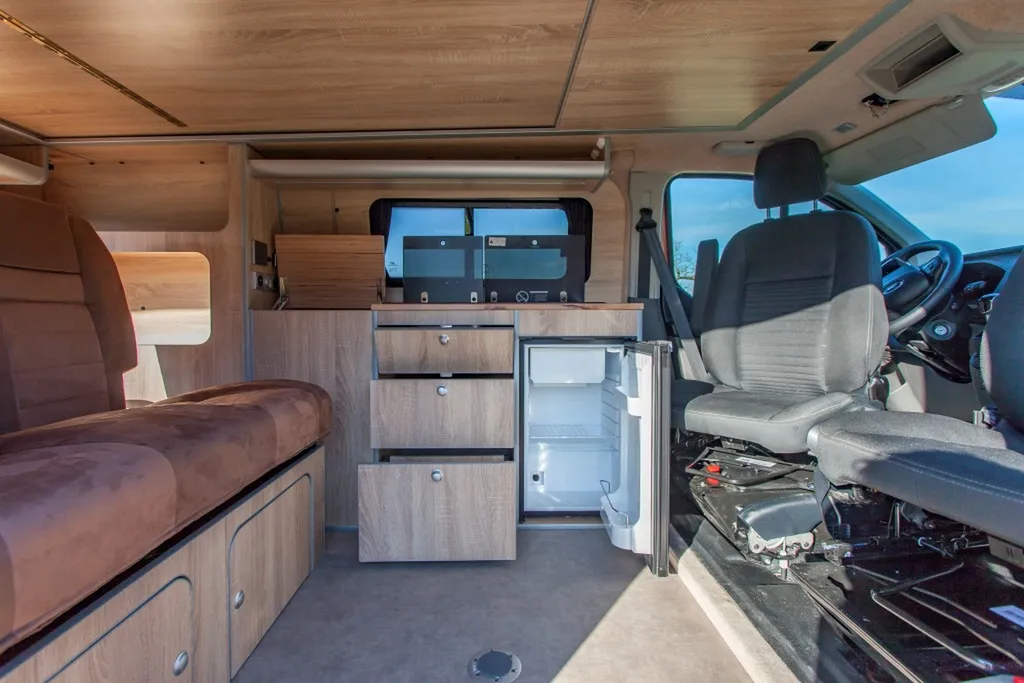 Aménagement intérieur sur-mesure Ford Transit Custom L2H1 Long avec mobilier bois clair chêne uniforme à Chambéry et en Savoie