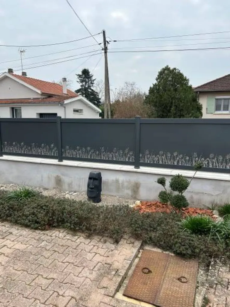Pose d'un portail coulissant et de barrières en aluminium à Decines