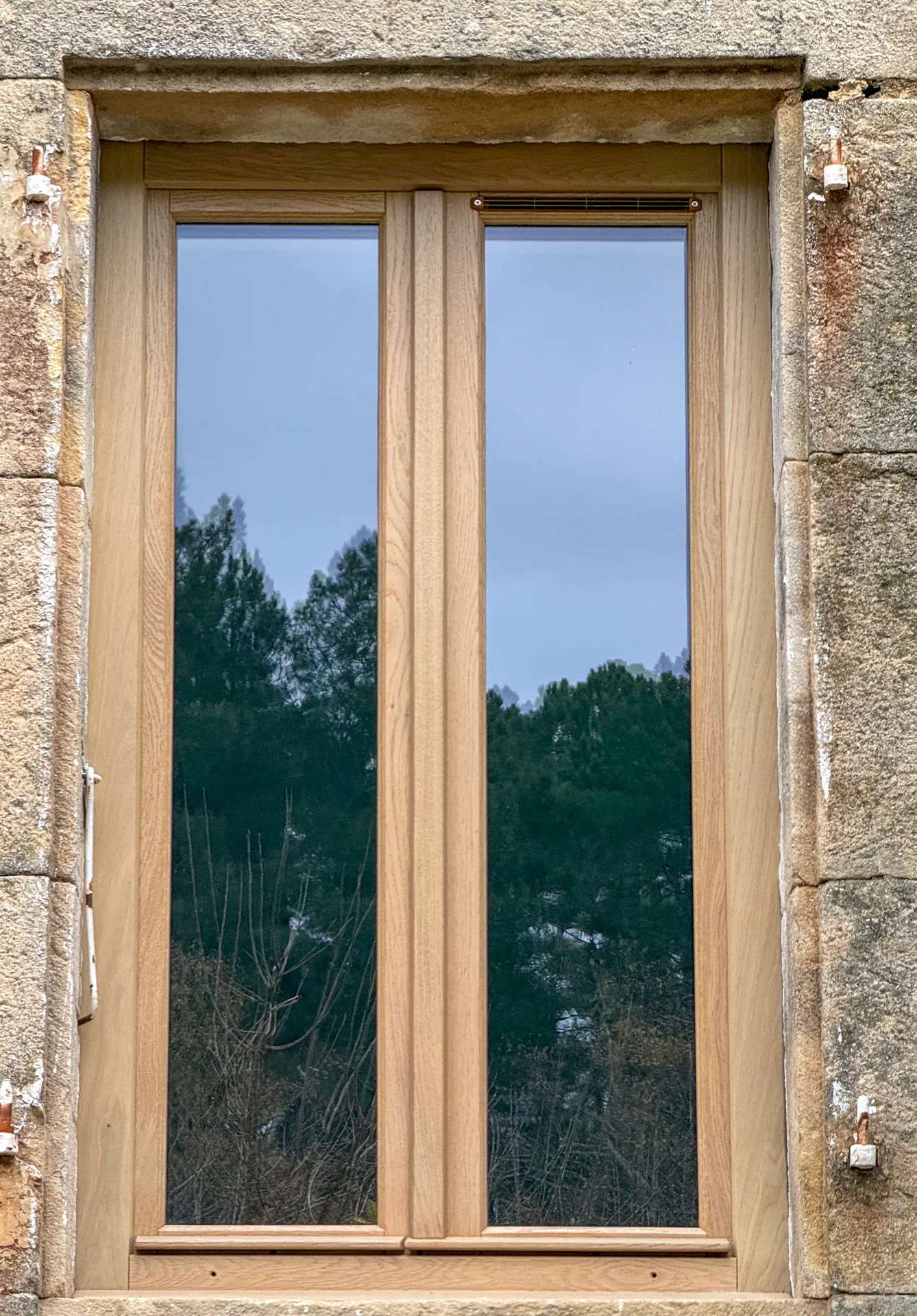 Menuiserie en bois sur mesure avec fenêtres performantes et finitions soignées pour habitation à Saint Paul le Jeune