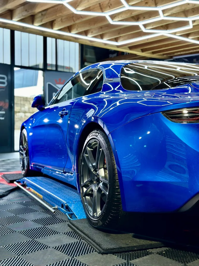 film de protection PPF alpine A110 Lyon traitement céramique protection carrosserie voiture de sport