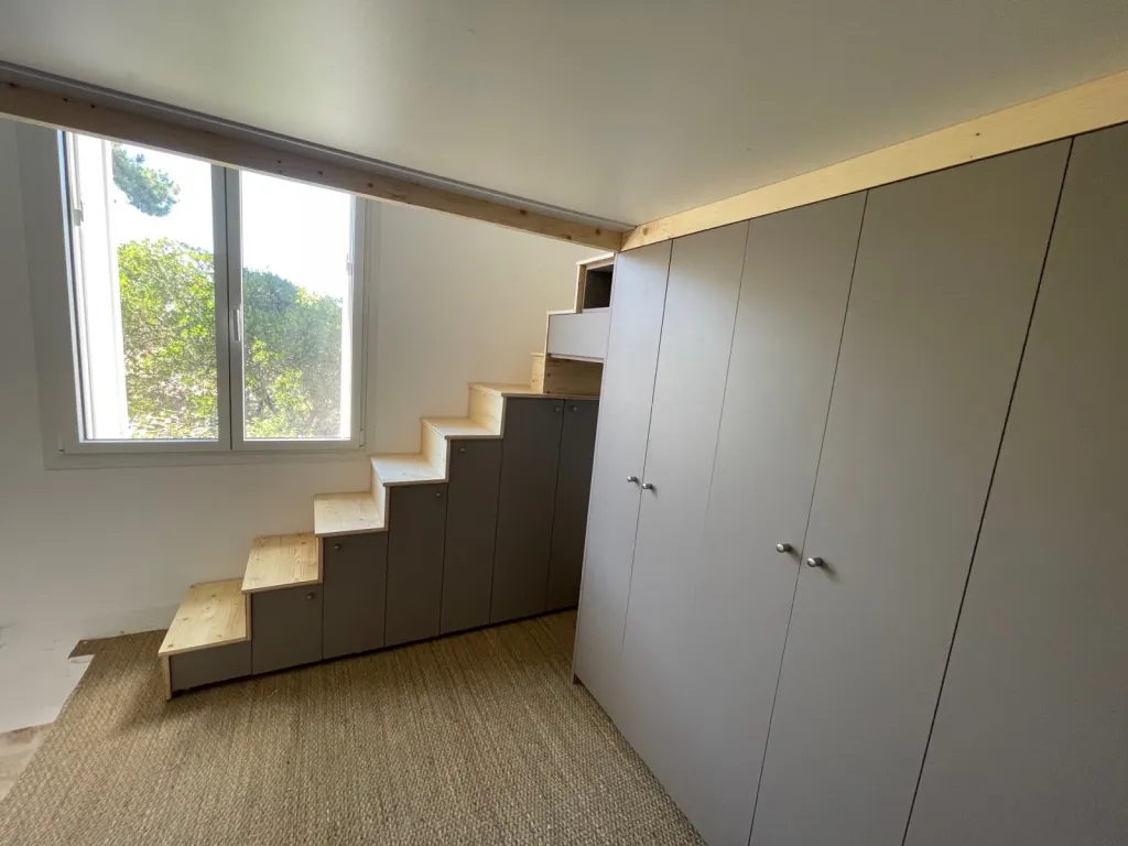  Lit mezzanine avec escalier dans un espace exigu sur Arcachon