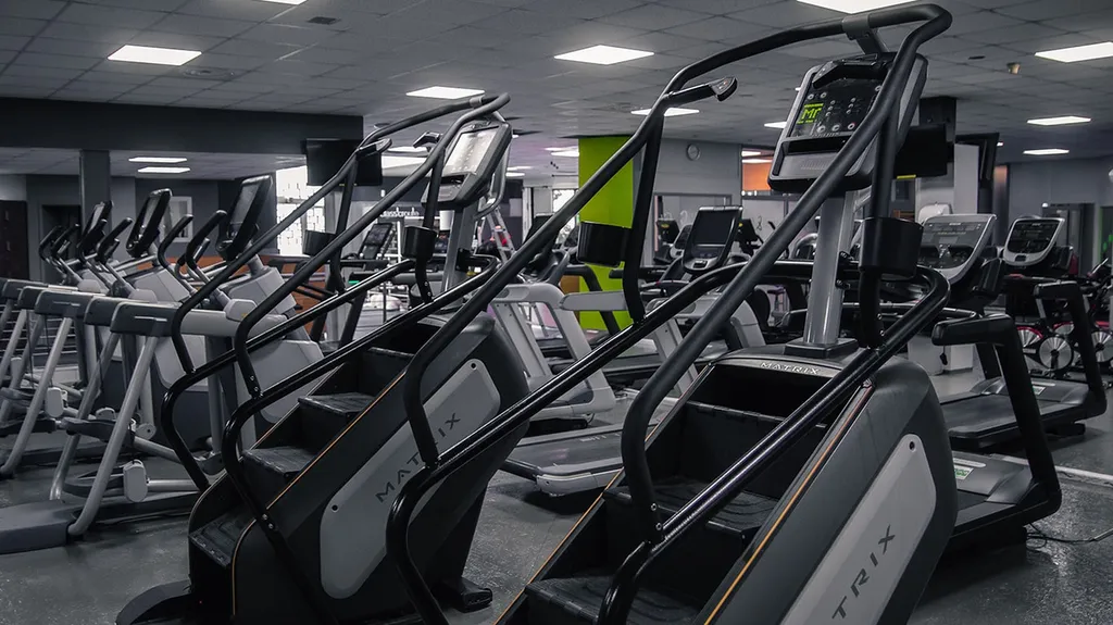 Espace cardio musculation, dans une salle moderne chez Aquafit proche de Bordeaux 