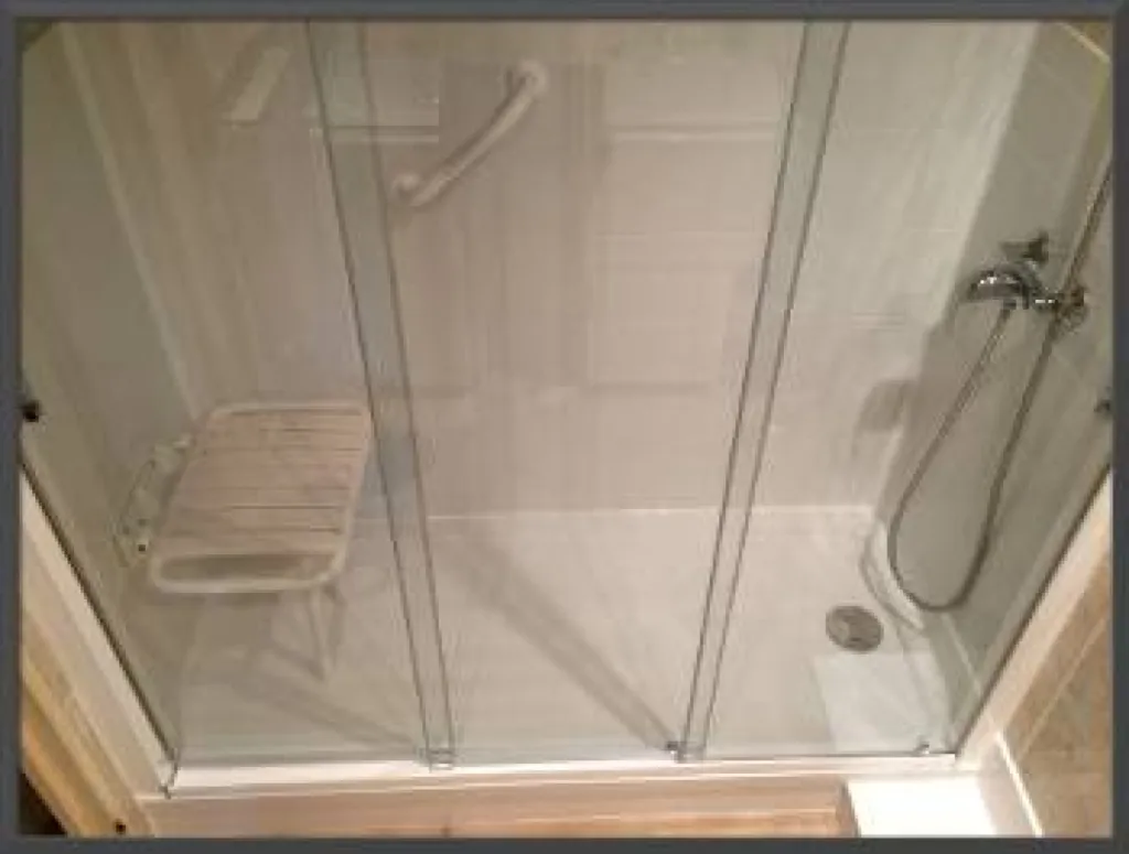 Remplacement baignoire par douche senior sécurisée