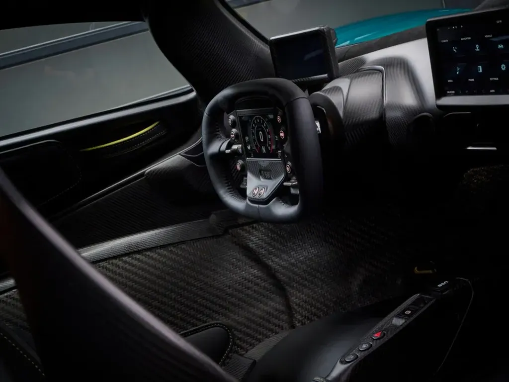 aston-martin-valkyrie-spider-amr-green-habitacle-cuir-alcantara-bordeaux