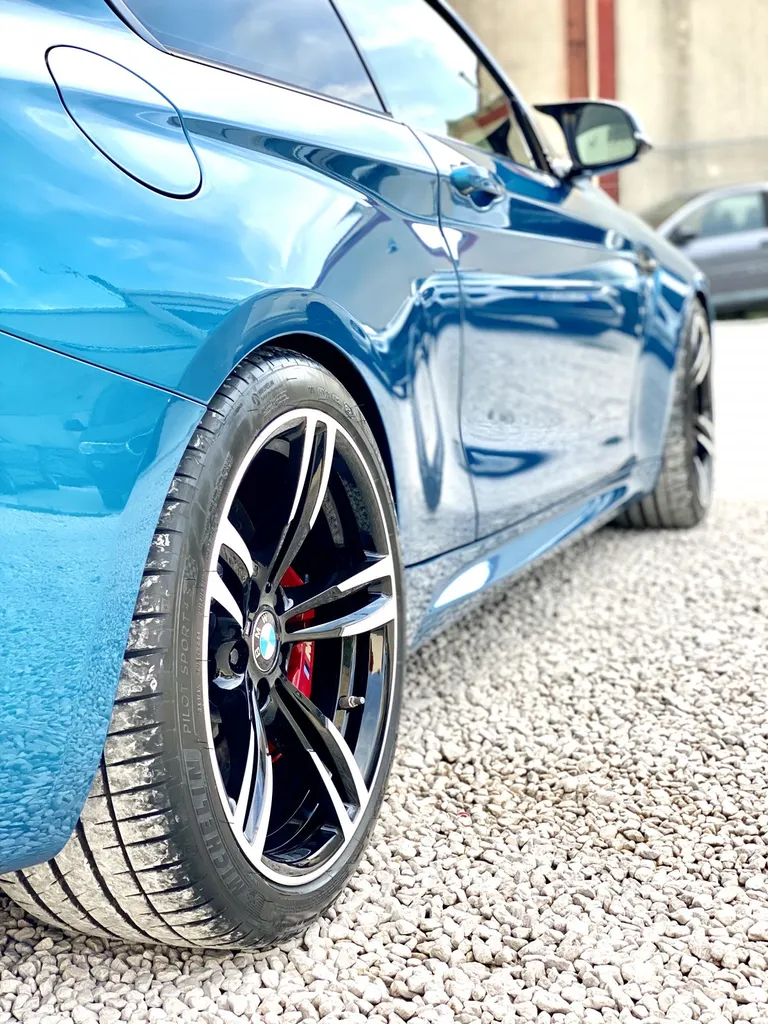 Personnalisation pour cette BMW M2 prêt de véhicule et franchise offerte proche d’Aubagne et de Marseille et on