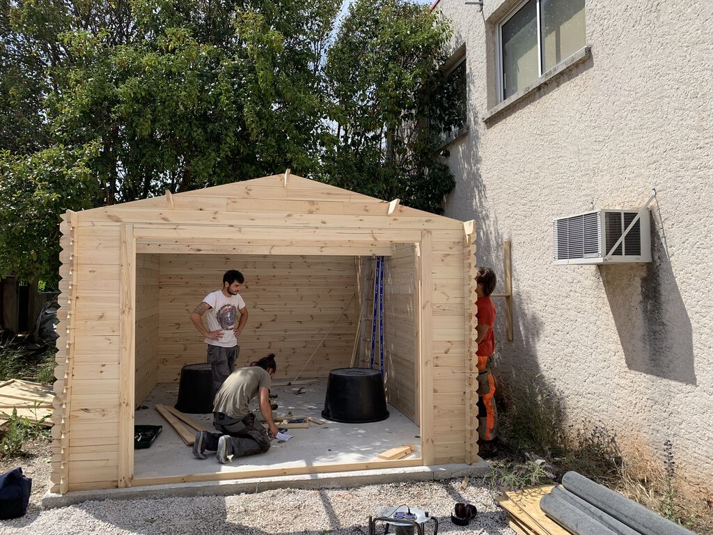Installation complète d’un abri de jardin en bois massif avec dalle stabilisée et finitions sur mesure à Toulon