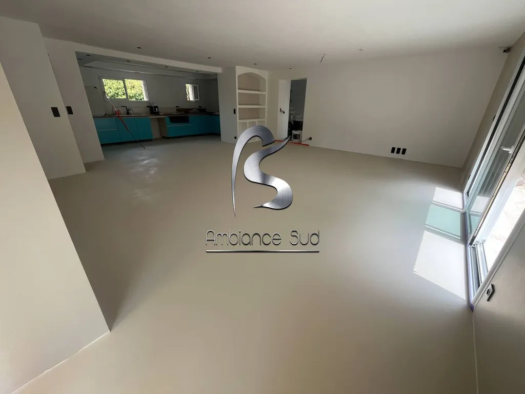 Valorisez vos intérieurs avec un sol moderne en résine minérale effet béton ciré à Vinon dans le 83