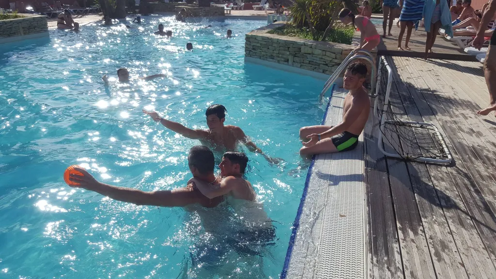 animation water polo dans piscine chauffée bord de mer à Vias plage en Occitanie