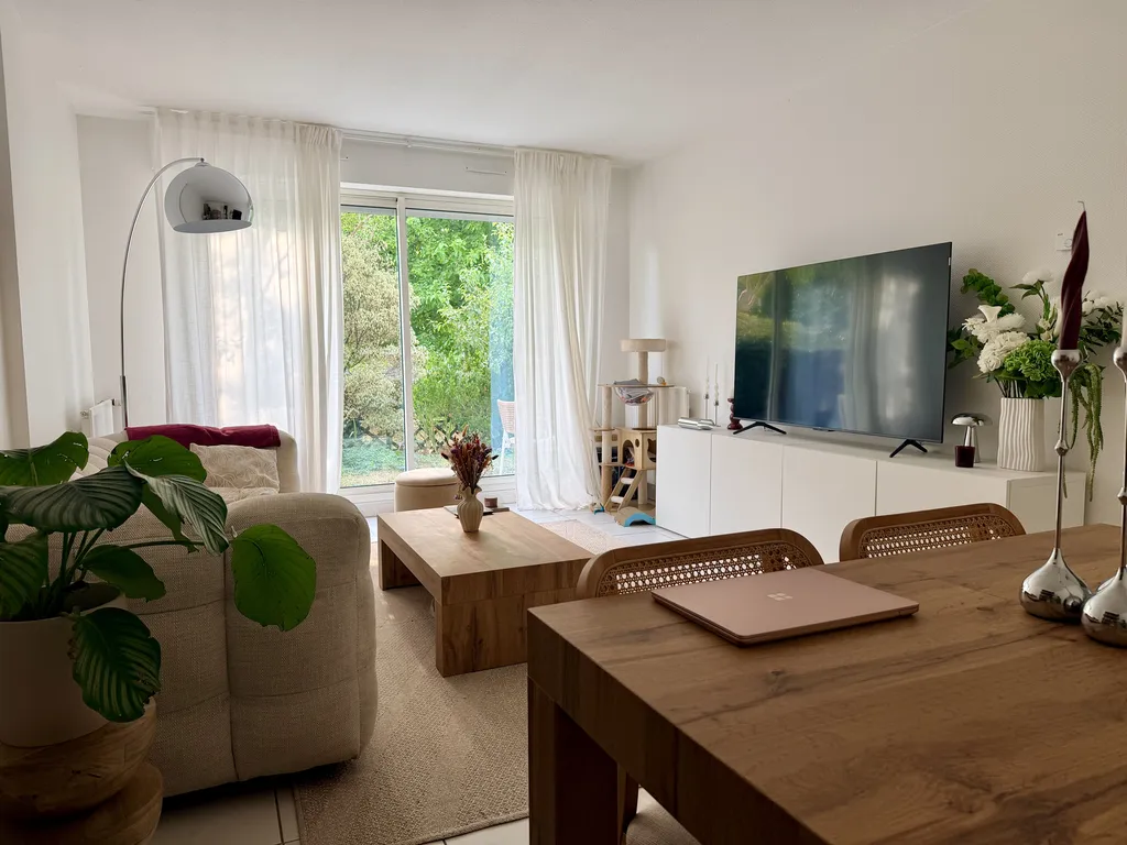 Acheter un bel appartement T2 de 54m2 à Bordeaux Caudéran au rez de chaussée avec jardin privatif, 1 chambre dans une résidence sécurisée 