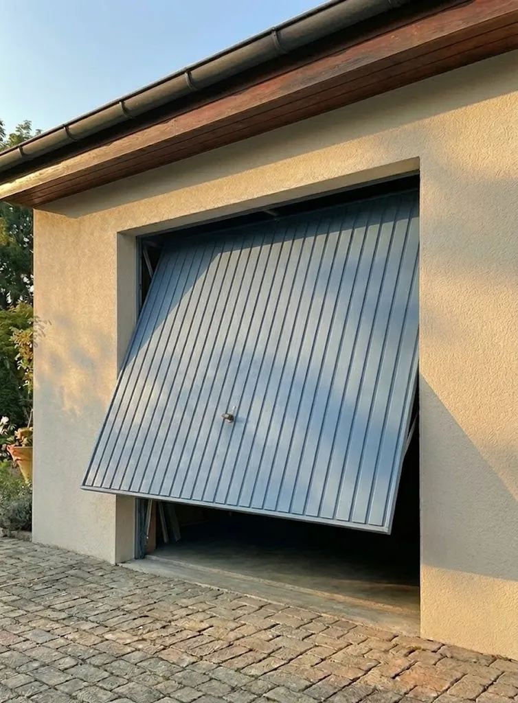 Fourniture et pose de porte de garage basculante débordante en acier blanc de marque Hormann à Strasbourg en Alsace