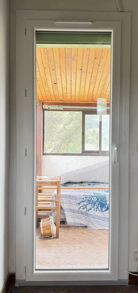 Porte-fenêtre PVC bicolore installée en rénovation avec vitrage isolant et seuil PMR à Contes.