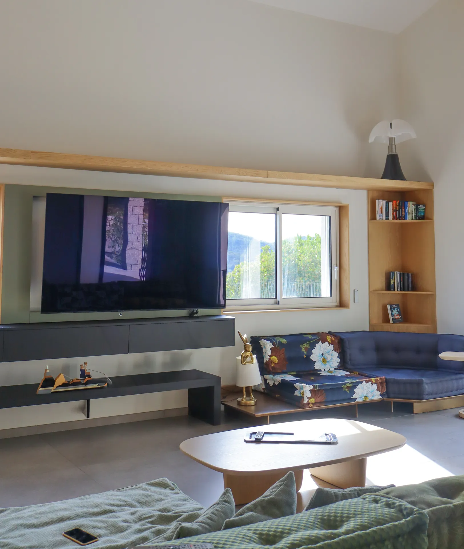 Meuble télé sur mesure en bois et rangements intégrés pour un intérieur contemporain vers Ruoms en Ardèche