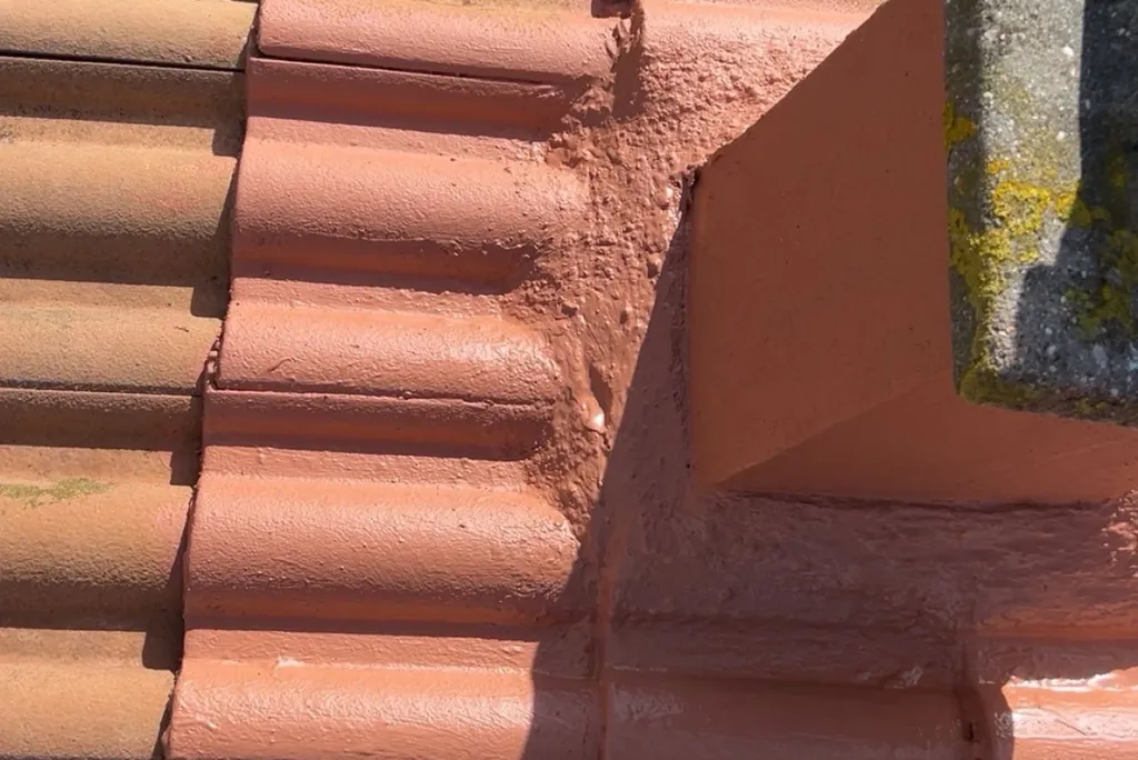 Couvreur pour étanchéité de souche de cheminée réalisée au mortier bâtard (ou ciment) à Sète