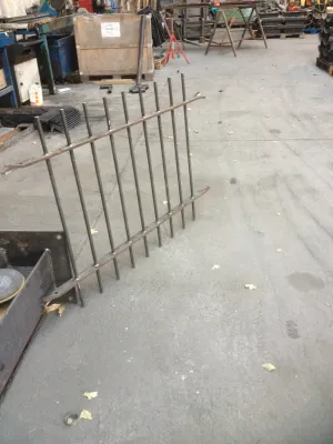 GRILLE DE PROTECTION POUR FENETRE AVEC BARREAUX SIMPLES EN FER FORGE MARTIGUES