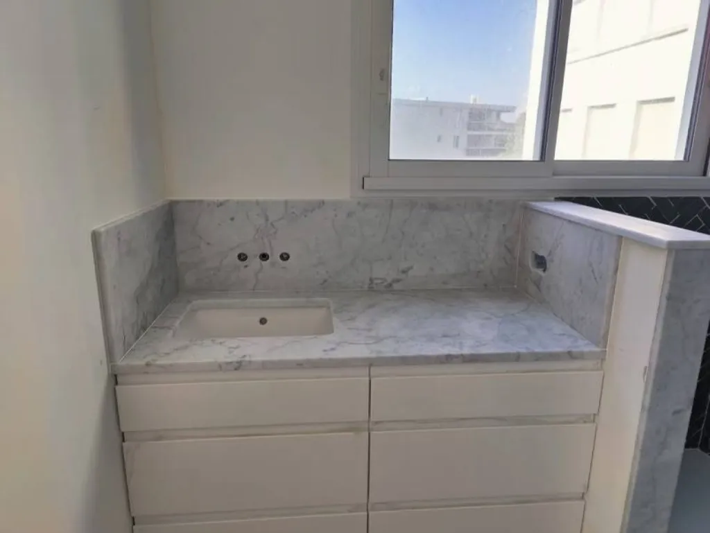 Marbre Blanc de Carrare pour salle de bain et cuisine livraison entre Nîmes et Montpellier