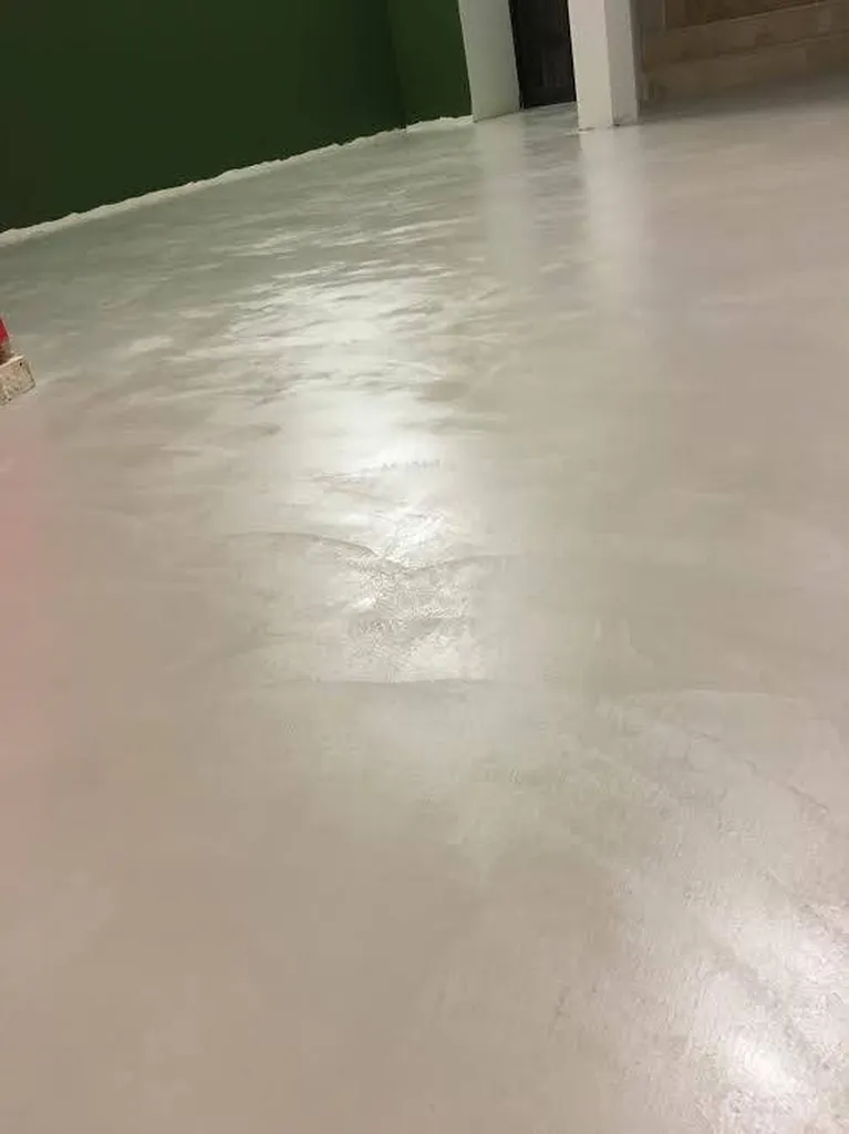 BETON CIRE EN COURS DE REALISATION