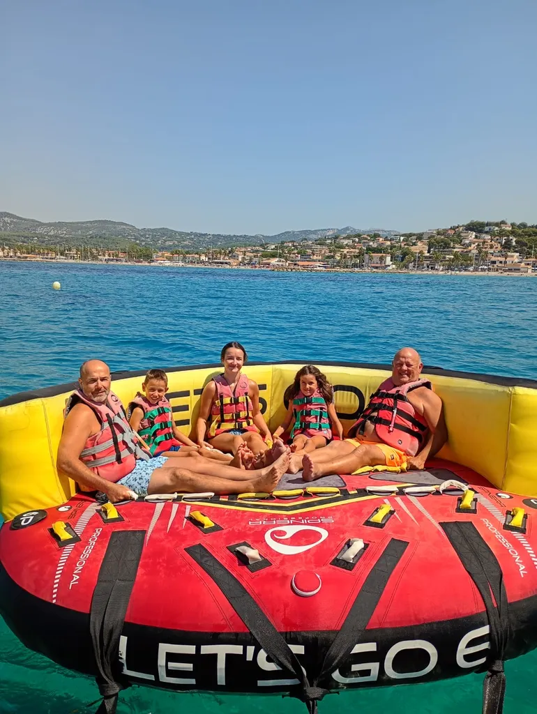 Activité groupe bouée tractée 20 euros Six-Fours les Plages